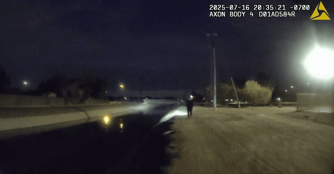 Entonces, los agentes que se desplegaron en el sitio comenzaron a
<b>buscarlo en el agua</b>.