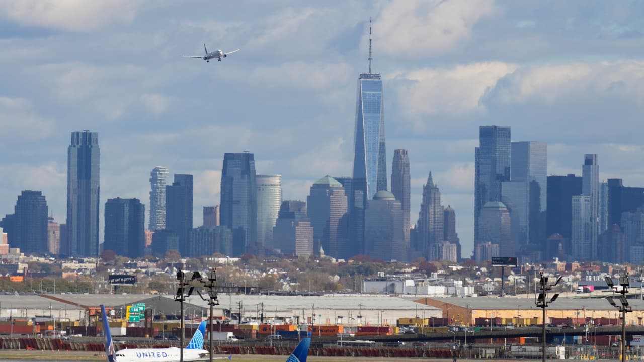 ¿Olor a quemado? Lo que hay tras la evacuación de la torre de control del aeropuerto de Newark