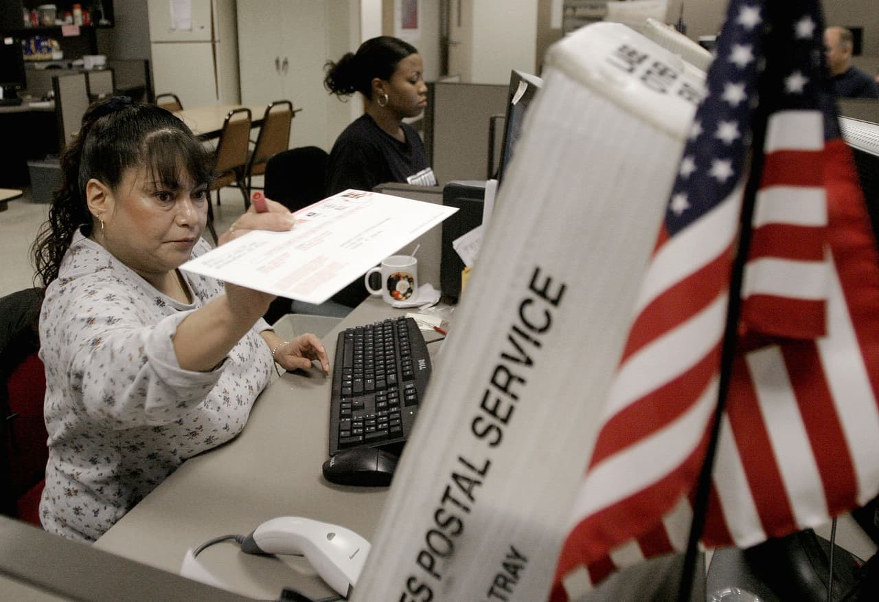 Los residentes de Arizona pueden registrarse para votar en:
<a href="https://servicearizona.com/VoterRegistration/selectLanguage" target="_blank">https://servicearizona.com/VoterRegistration/selectLanguage</a>
