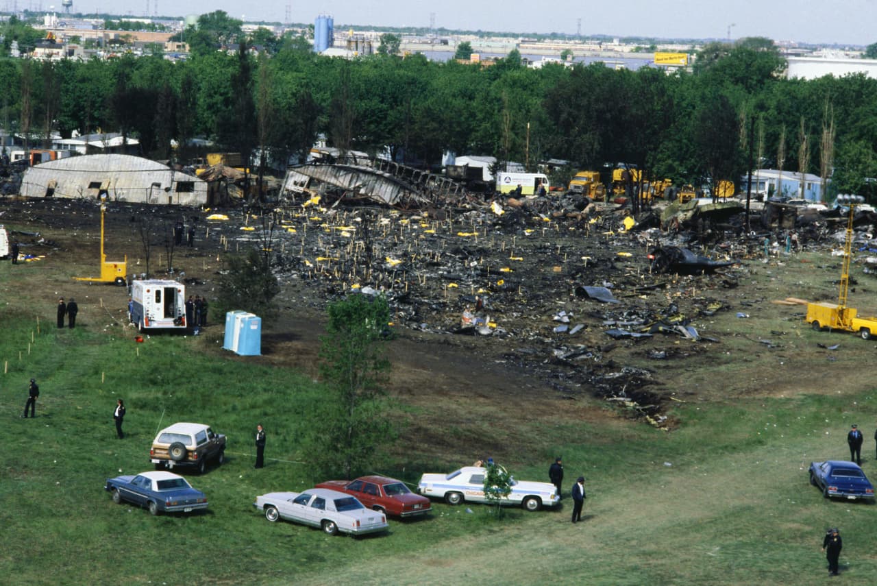 <b>El peor accidente en la historia de la aviación en EEUU, Chicago, 1979</b>. El motor izquierdo de un DC-10 de American Airlines se desprendió al despegar del aeropuerto Chicago O'Hare y la nave se precipitó a tierra a solo una milla de la pista.
<b>Dos personas en tierra y 271 pasajeros fallecieron.</b>