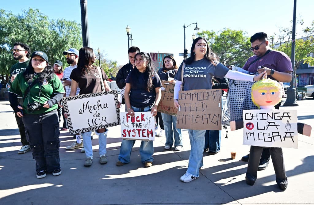 Durante el discurso que Donald Trump dio en la ceremonia de investidura en el Capitolio, informó sobre
<a href="https://www.univision.com/noticias/inmigracion/10-ordenes-ejecutivas-trump-fin-ciudadania-por-nacimiento-quedate-en-mexico" target="_blank">los decretos que firmará hoy mismo, entre los que están —tal como lo prometió en campaña— las deportaciones masivas</a>, el fortalecimiento de la frontera sur para “evitar la invasión”. Lo que causó angustia entre los miles de migrantes que viven en EE.UU.,
<b>por lo que algunas personas decidieron salir a protestar en Los Ángeles. </b>