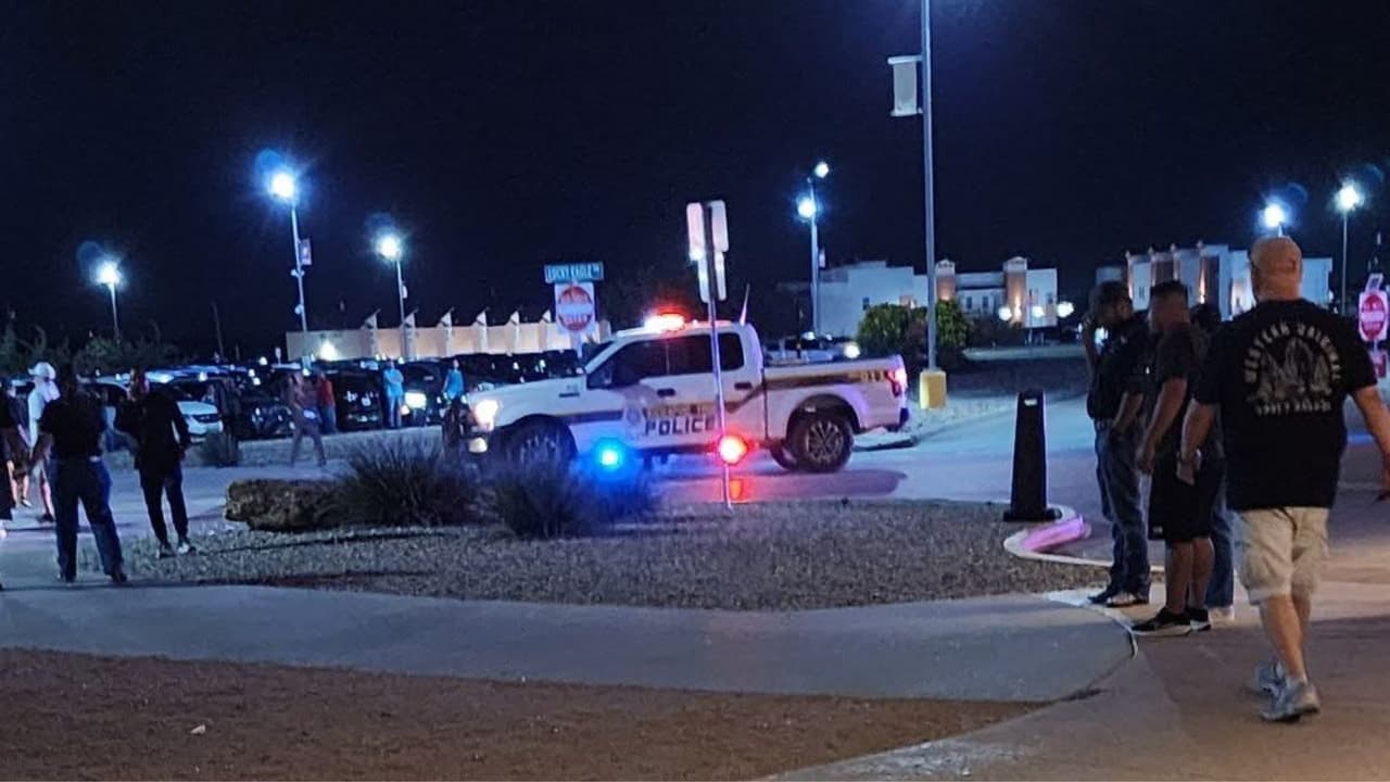 Según
<b>autoridades del Condado de Maverick,</b> la primera víctima
<b> murió en el lugar</b>, mientras que otra fue declarada fallecida cuando era trasladada al hospital.