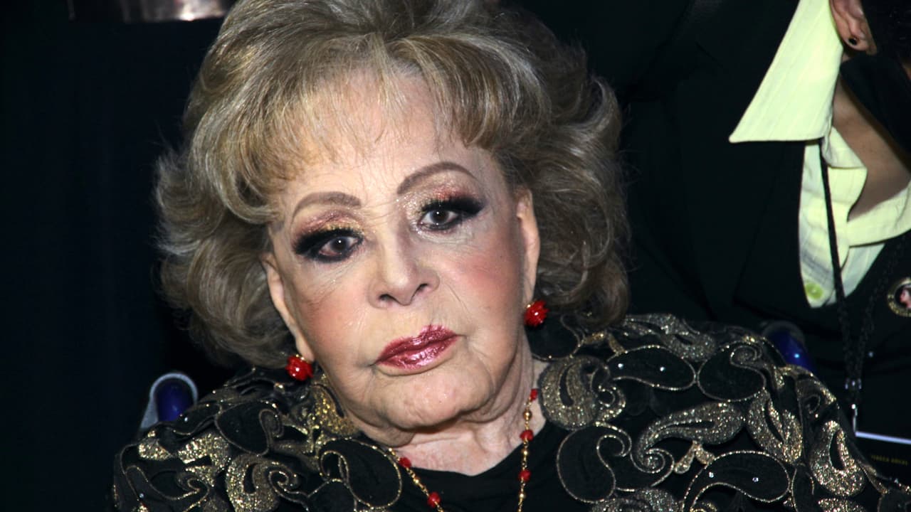 Hallan bacteria a Silvia Pinal: está en tratamiento con posibilidad de dejar área covid-19