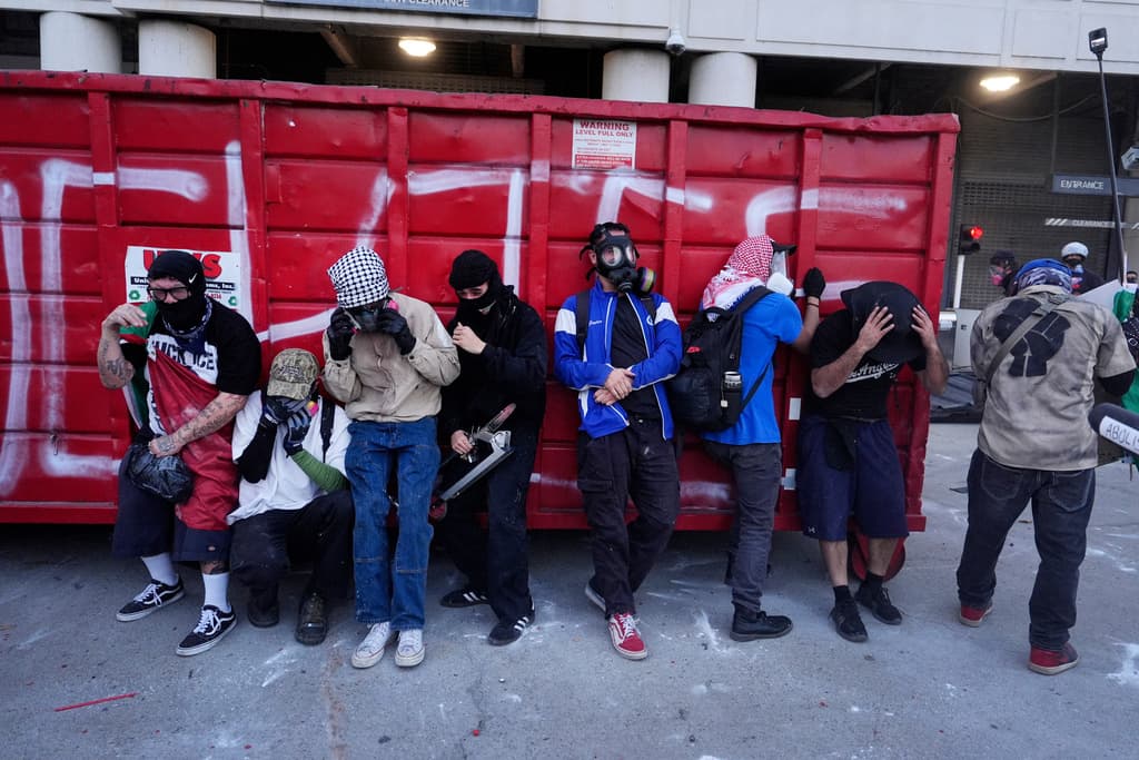 La situación escaló cuando manifestantes empujaron un contenedor de basura hacia la entrada del centro de detención, donde agentes federales se encontraban resguardando el perímetro.
<br>