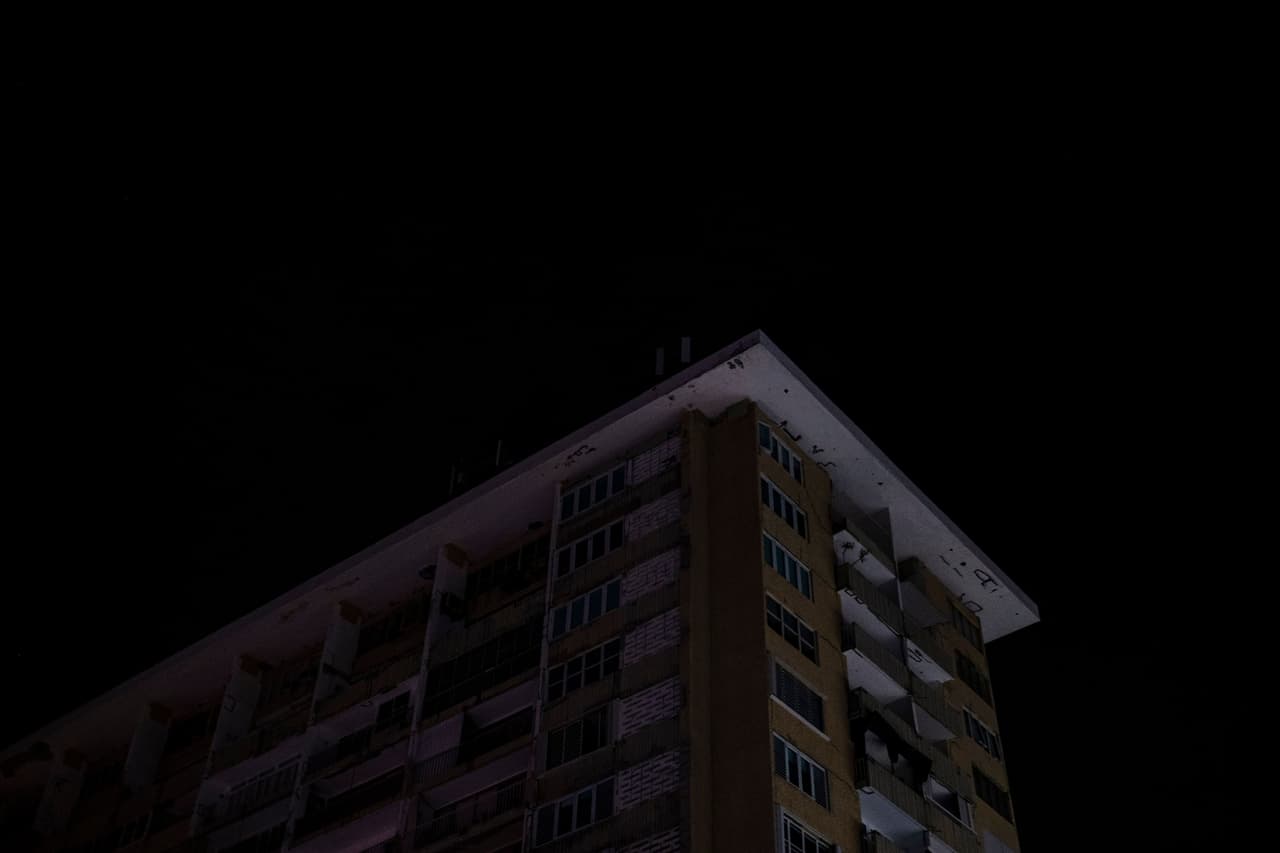 Un edificio de departamentos se ve sin electricidad en San Juan, Puerto Rico.