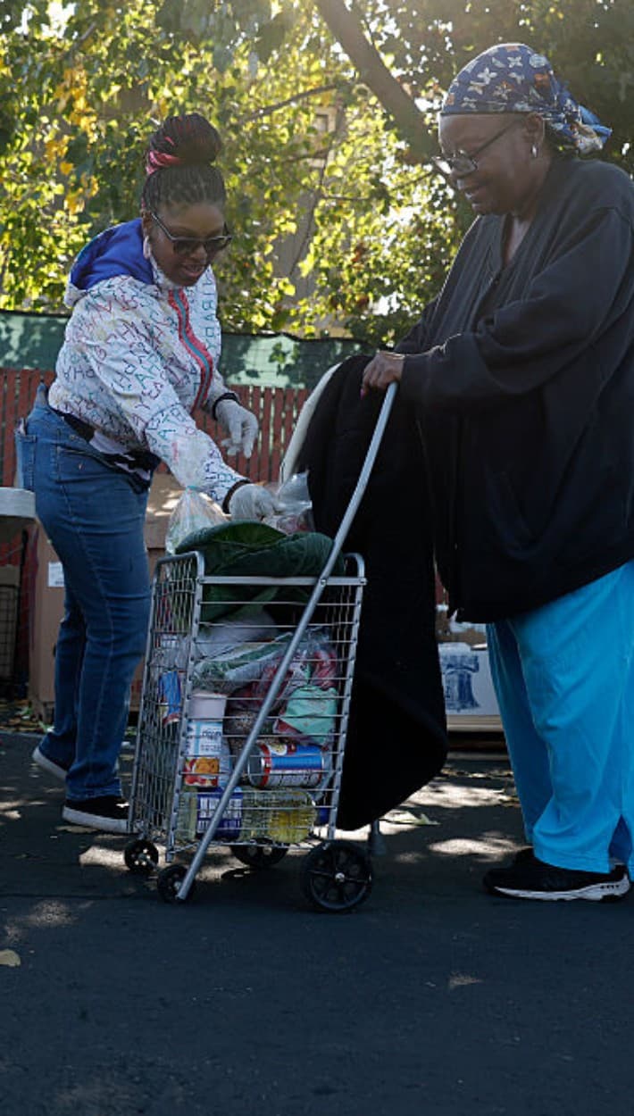 Miles de personas hacen fila en Oakland por alimentos gratis para la cena de Acción de Gracias