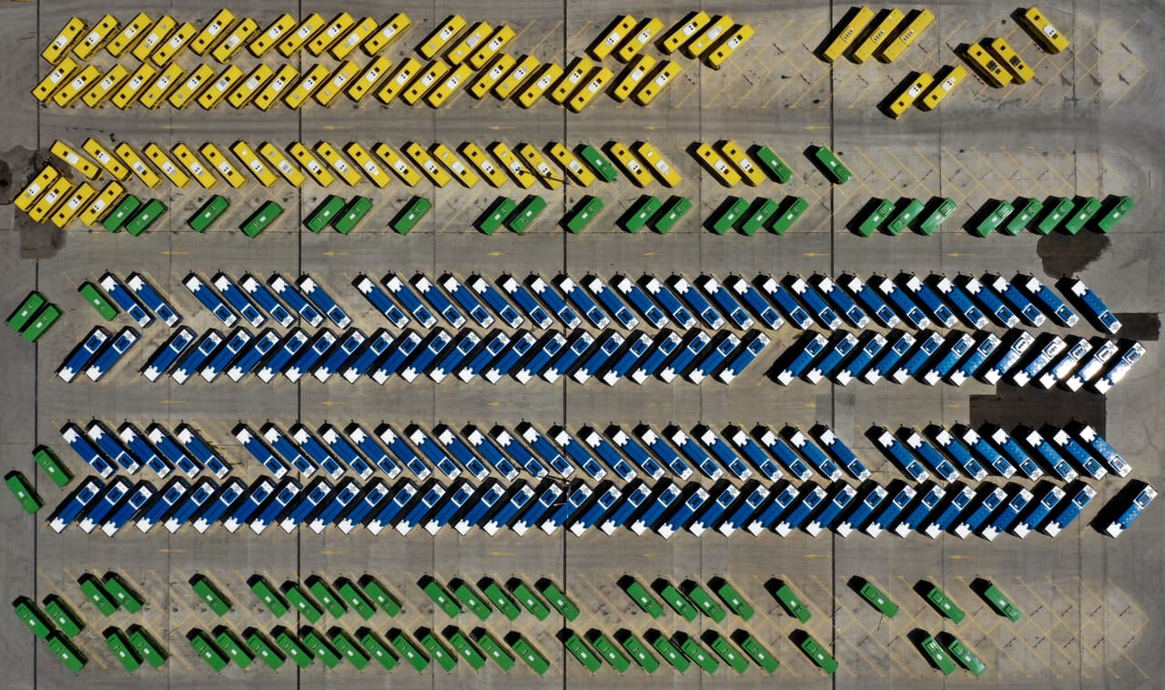Autobuses estacionados en una terminal de Tbilisi, Georgia. 10 de abril.
<a href="https://www.univision.com/noticias/salud/la-catedral-gotica-mas-grande-del-mundo-se-convierte-en-hospital-temporal-fotos-fotos">Vea aquí las fotografías de la catedral gótica más grande del mundo convertida en hospital temporal </a>