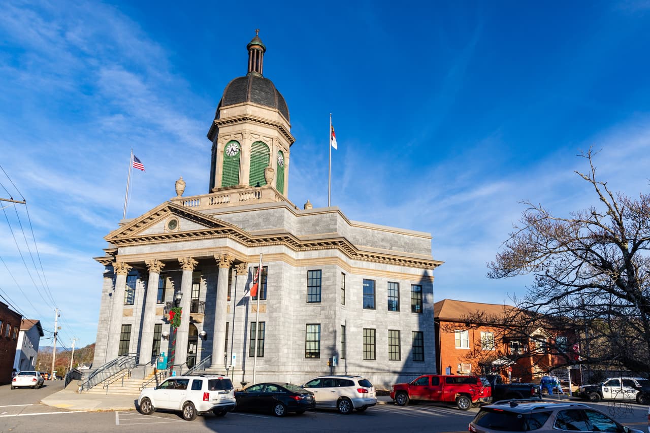 <h3 class="cms-H3-H3">10. Carolina del Norte</h3>
<br>
<br>🚧
<b>Ofertas de trabajo para mayo de 2022: </b>7.5%
<br>
<br>🚧
<b>Tasa de desempleo para mayo de 2022: </b>3.4%
<br>
<br>🚧
<b>Aumento de ofertas laborales con respecto al año anterior: </b>+29.1%
<br>
<br>🚧
<b>Fuerza laboral:</b> 5,087,550 personas.
<br>