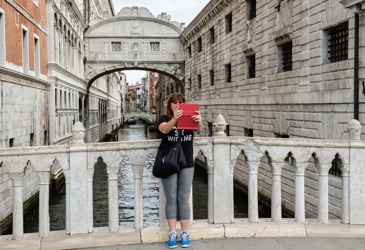 Canales de Venecia (Italia)Dicen que París es la ciudad del amor, pero Venecia está por arrebatarle el puesto. Si la visitas, querrás tomarte fotos en cada uno de sus puentes, navegando en góndola o admirando su maravillosa arquitectura.