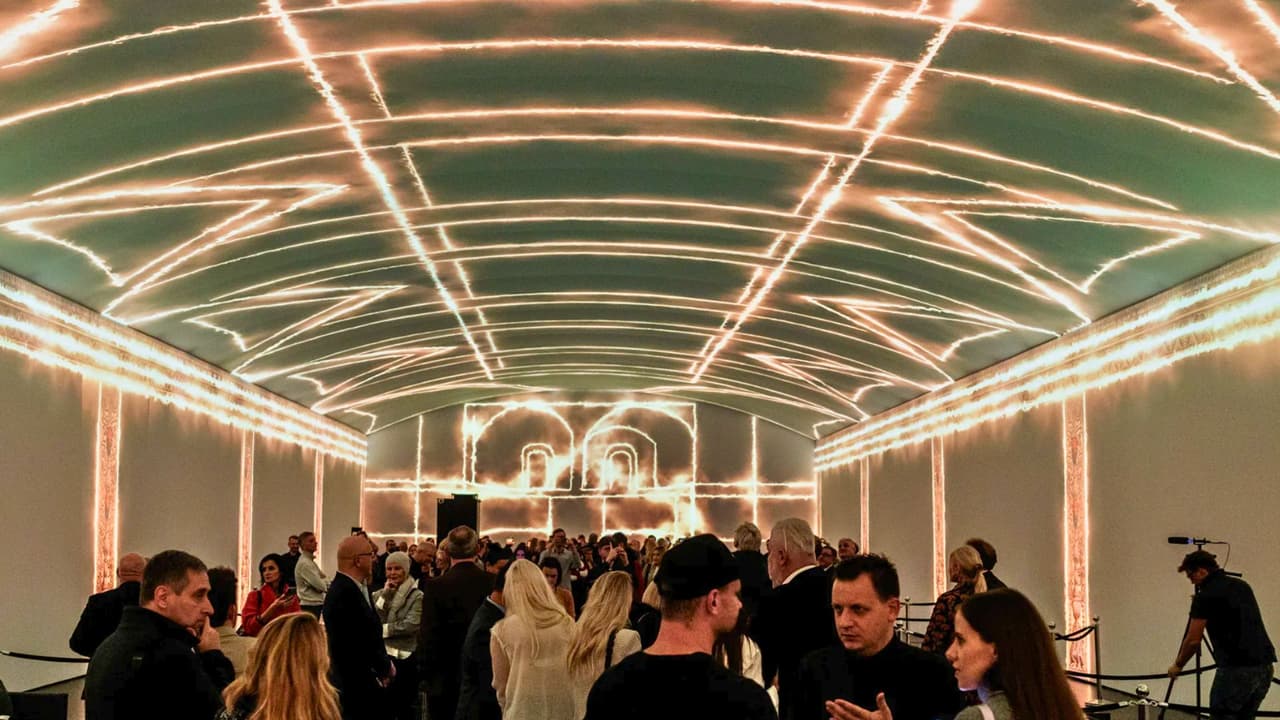 Visitantes recorren la
<b>exhibición instalada en el Barton Creek Square Mall</b>, donde las imágenes se muestran a nivel de los ojos para una experiencia educativa accesible.