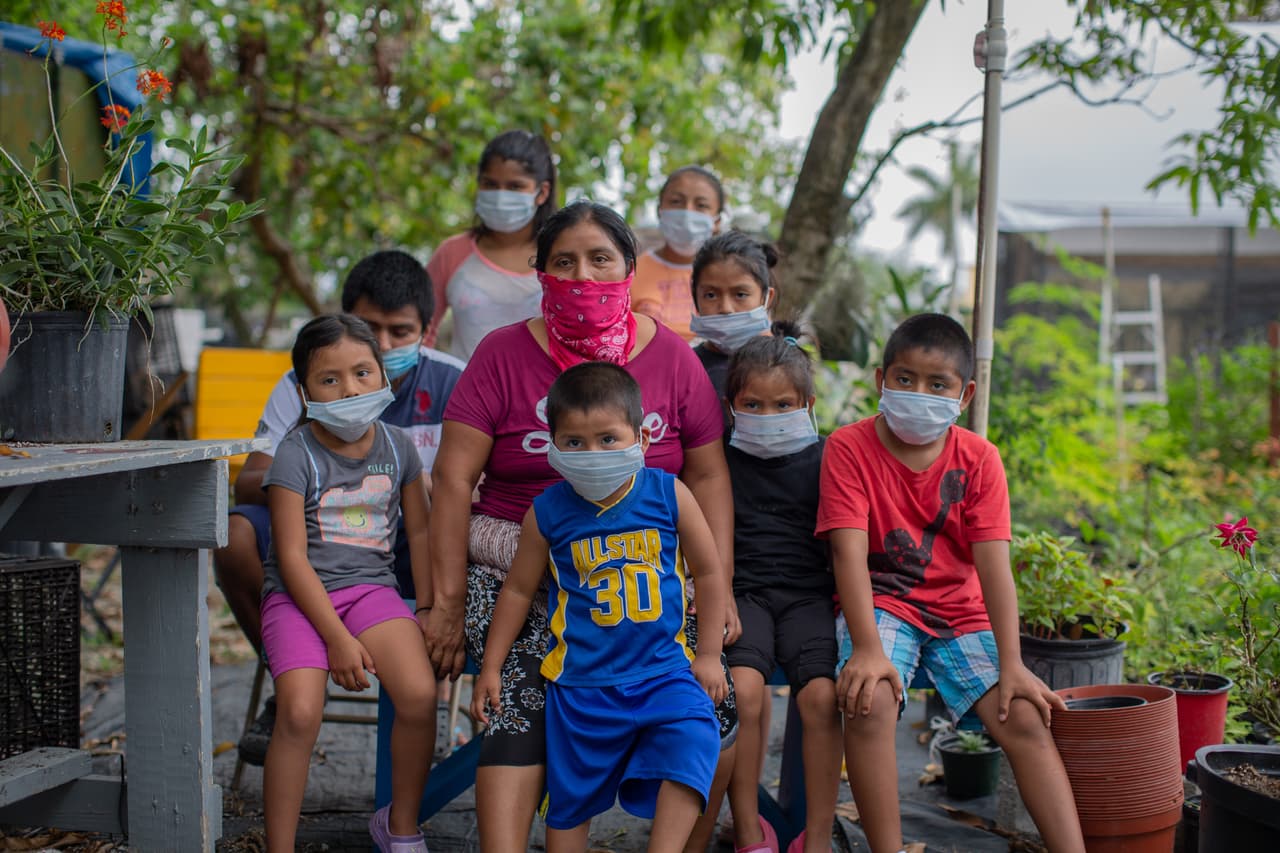 <b>"Todos somos iguales" -</b> Melda Velázquez es una migrante guatemalteca que perdió su trabajo recogiendo guayabas. Tiene 10 hijos y le angustia no conseguir otro empleo que le ayude a pagar sus gastos básicos, como la electricidad y el arriendo. El gobierno "ayudó a toda la gente que dicen que tienen documentos de aquí y a nosotros no nos quisieron ayudar porque somos inmigrantes. Pero todos somos iguales, el que no tengamos papeles (no debería importar) (...) Tenemos nuestros hijos de aquí, ellos son nacidos aquí y ellos tienen derecho a la ayuda", lamentó.