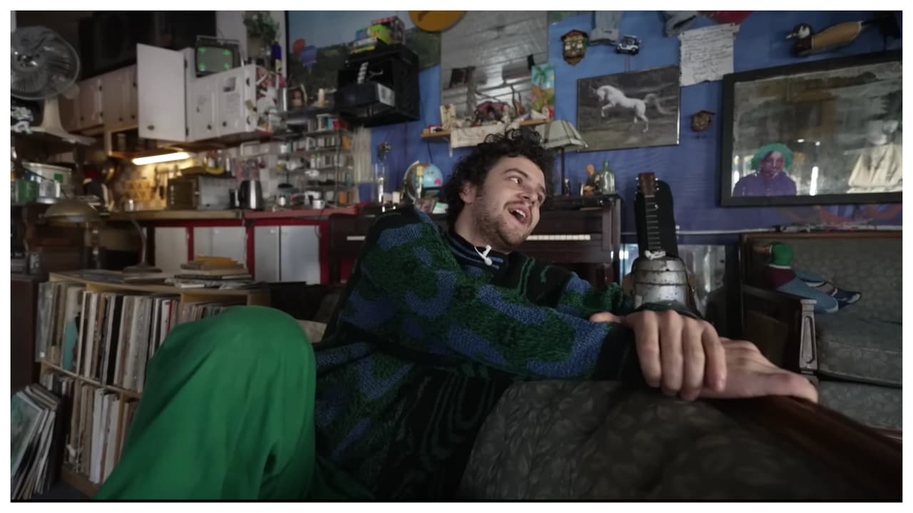 Dahl, quien tiene 27 años,
<b>paga por vivir aquí $1,850</b>. Y dice que, aunque le gustaría mudarse, tendría que tener “mínimo, $5,000” para poder rentar otra vivienda-estudio. O vivir en un apartamento diminuto,
<a href="https://www.univision.com/local/nueva-york-wxtv/tiktoker-alex-verhaeg-apartamento-manhattan-nueva-york" target="_blank">como el titktoker Alex Verhaeg,</a> que paga menos pero vive en un espacio de 28 metros (95 pies).
<br>