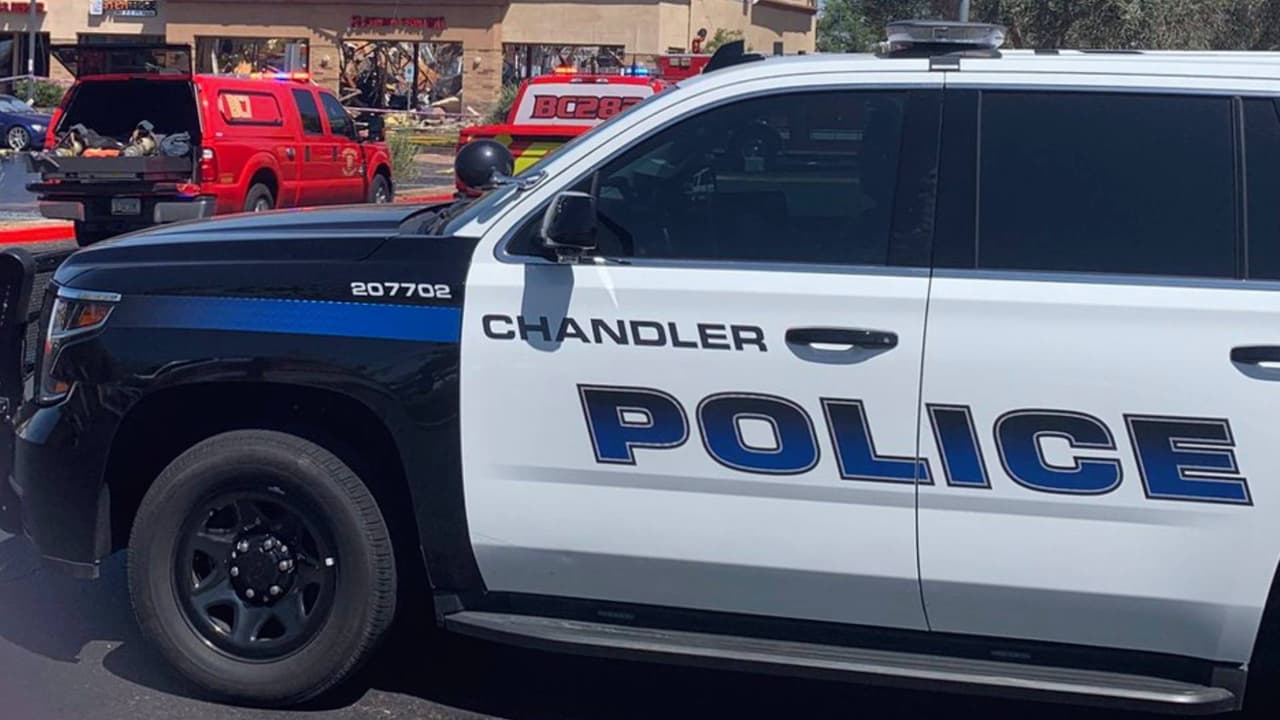 Eran los regalos de Navidad de sus hijos: Sorprenden a padres robando mercancía en una tienda deportiva