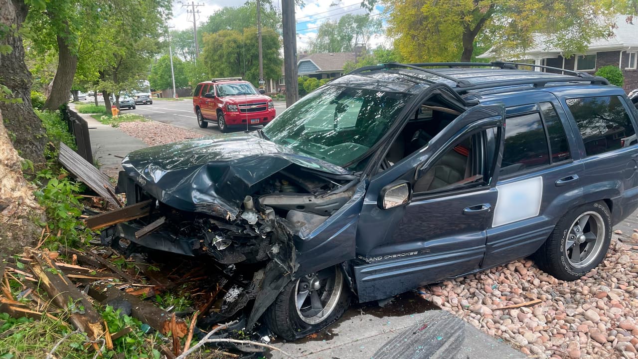 Conductor perdió el control y se estrelló contra un árbol