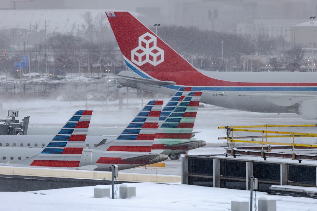 Las salidas tenían demoras promedio de casi una hora por hielo y nieve, mientras que los despegues desde O’Hare promediaban
<b>15 minutos</b> de retraso.
<br>