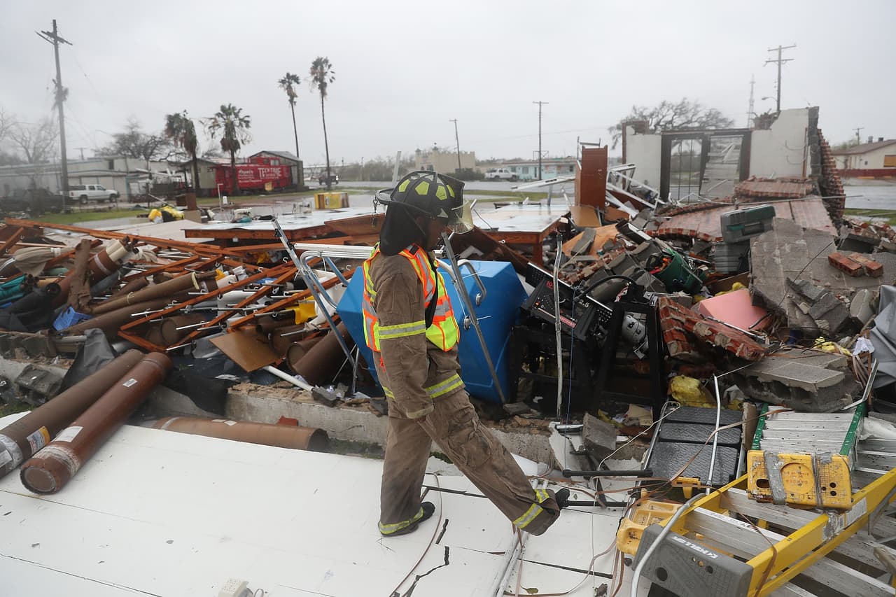Un bombero de Rockport busca posibles víctimas entro los escombros dejados por la destrucción de Harvey.