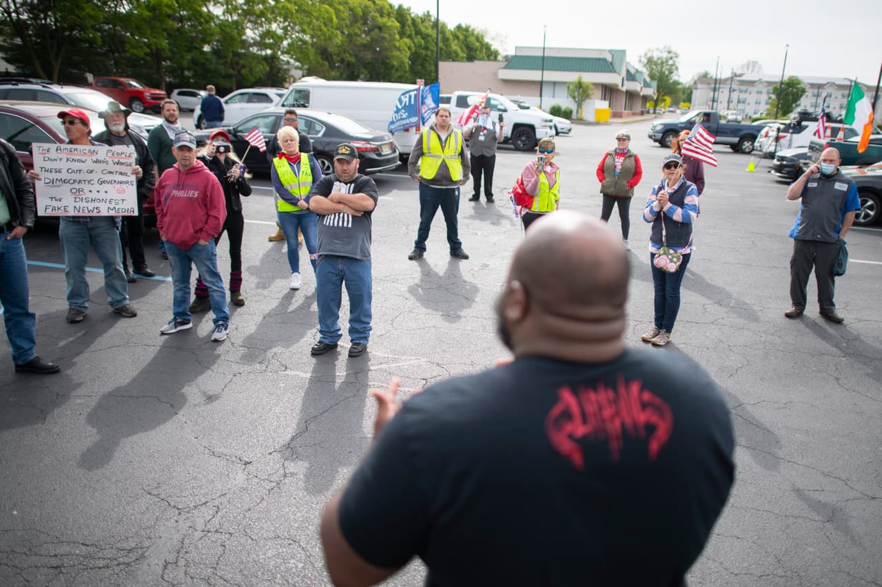 Manifestantes se reúnen afuera del gimnasio Atilis el 20 de mayo en Bellmawr, Nueva Jersey, para apoyar la apertura del local. Esta es una de muchas manifestaciones que se han presentado en todo el país contra las órdenes de los gobernadores de cerrar los negocios no escenciales para reducir el brote de coronavirus.