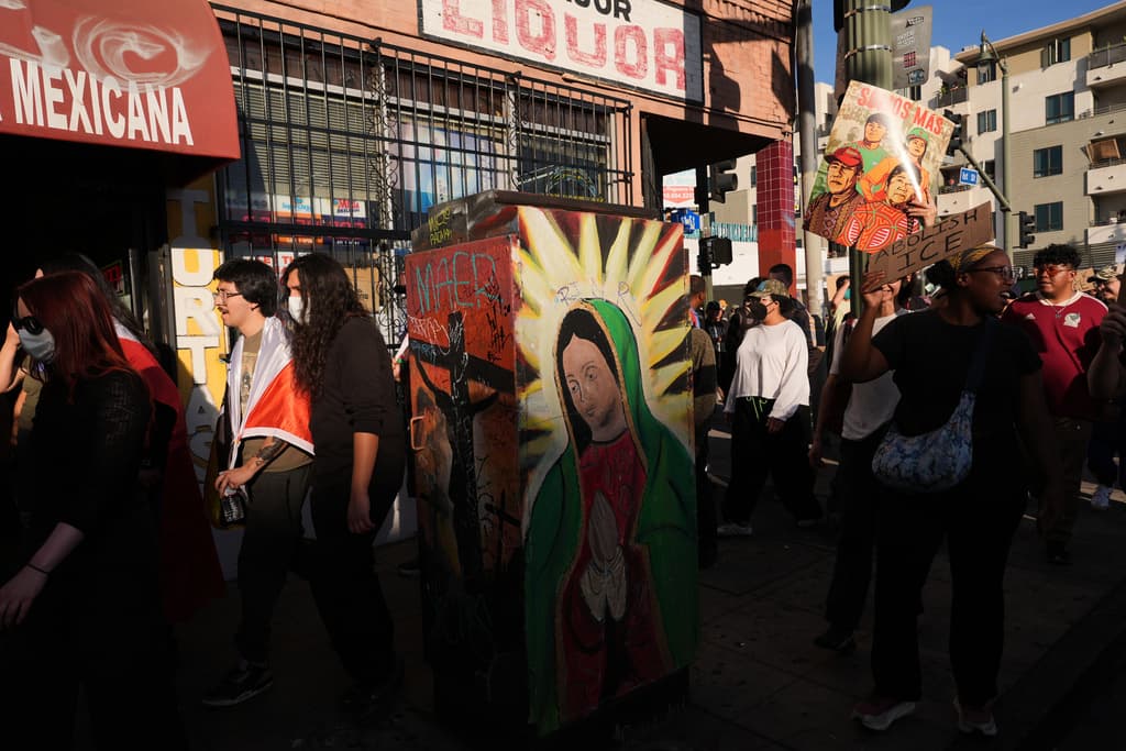 Imágenes de la virgen de Guadalupe relucieron durante la manifestación.