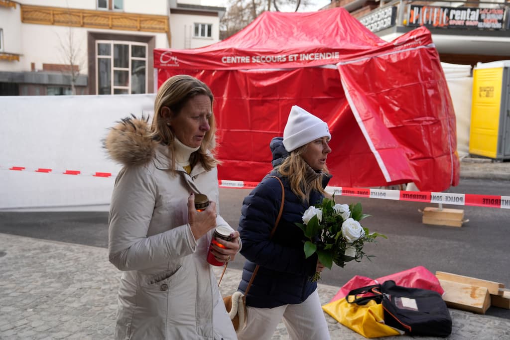 Autoridades suizas atribuyen a unas bengalas fijadas en botellas la causa del incendio en un bar de los Alpes que dejó más de 40 muertos