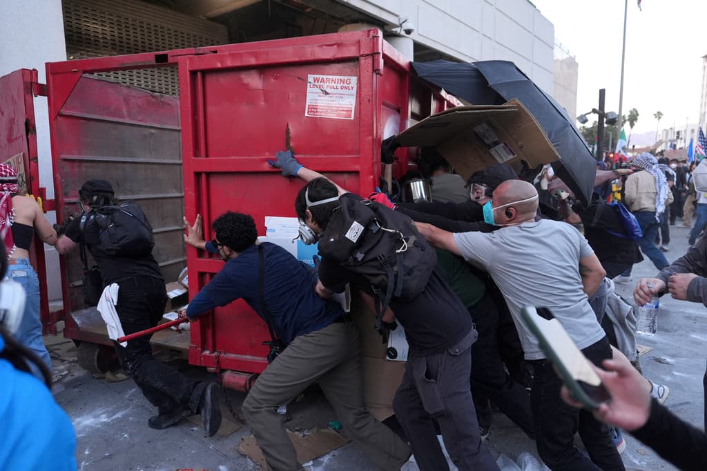 La policía de Los Ángeles activó una alerta táctica, lo que implicó mantener a todos los agentes en servicio y traer refuerzos de otras divisiones.