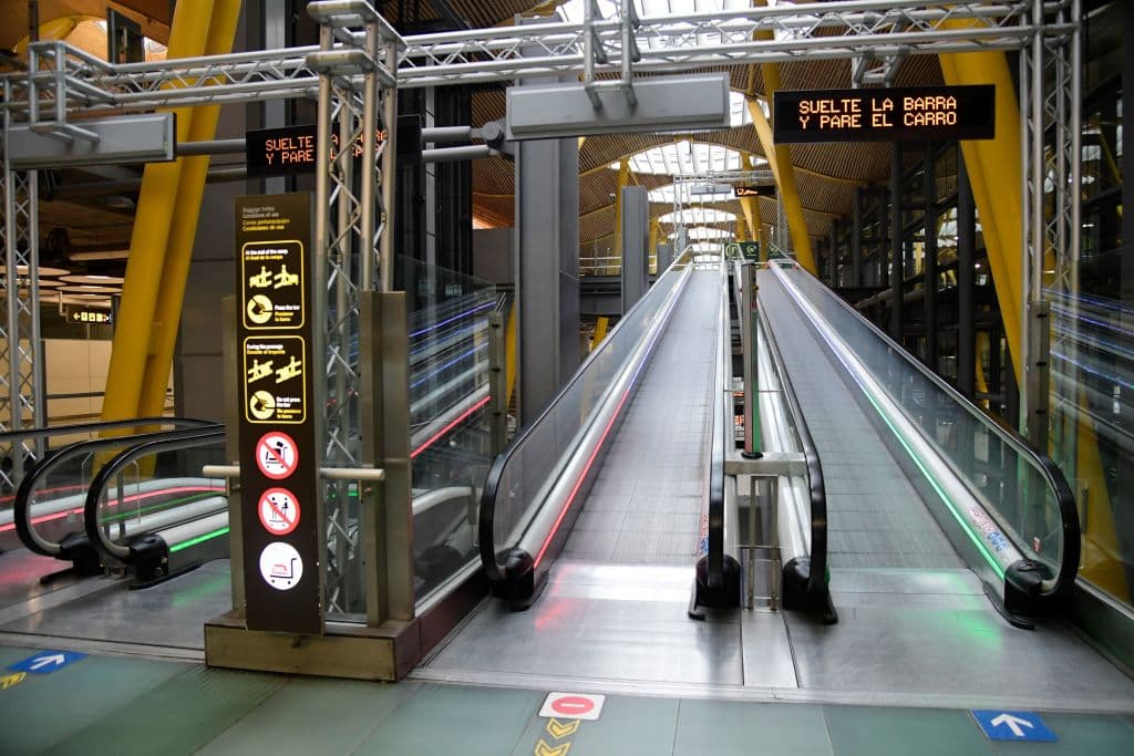 El aeropuerto Madrid-Barajas, en España. El país ha ordenado que todos los hoteles en su territorio cierren para ayudar a detener la propagación del coronavirus.
<b> España e Italia son los dos países más afectados de Europa por el virus.</b>