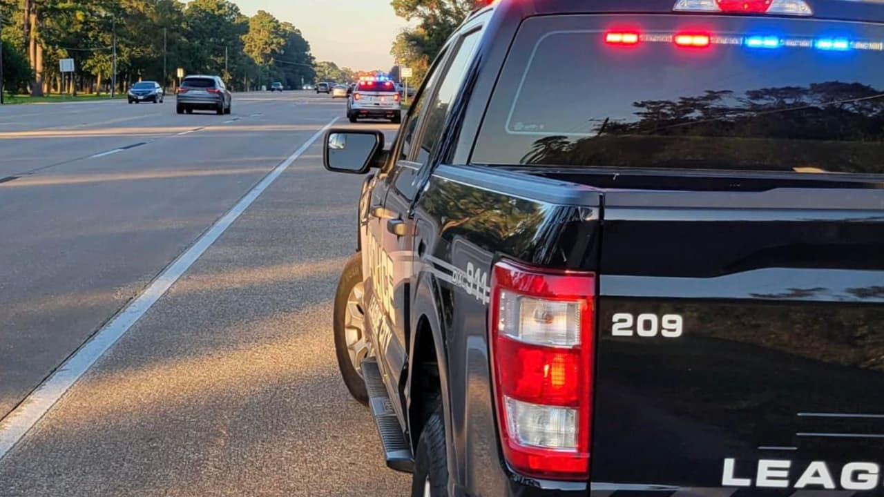 Motociclista de 19 años muere tras chocar a toda velocidad contra una camioneta en League City