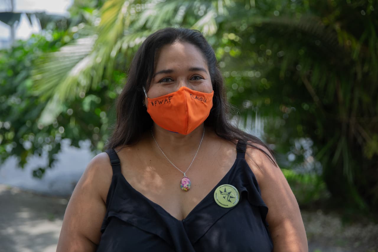 <b>"Mira a tu alrededor para que veas quiénes están trabajando" -</b> Claudia González es organizadora de la Asociación Campesinade Florida, que ha estado recopilando y entregando ayuda a los trabajadores del campo. "Antes nos decían ilegales y ahora somos esenciales. Con esto, ¿quiénes son los que están trabajando? Solo mira a tu alrededor para que veas quiénes son los que están trabajando", afirmó.