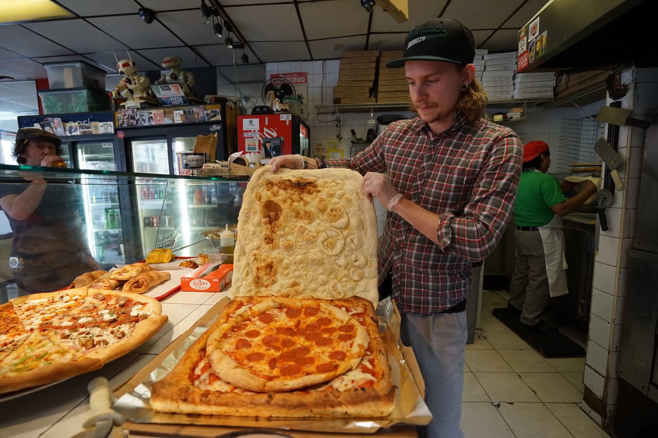 En Brooklyn la pizza se come con todo y su caja