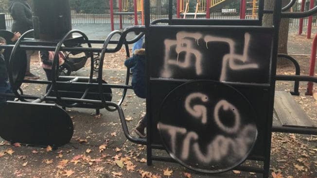 Un grafitti de una esvástica y las palabras "Go Trump" (Vamos Trump) apareció el viernes 18 de noviembre en el parque infantil Adam Yauch Park de Brooklyn, dedicado al miembro de la banda The Beastie Boys. Este incidente causó el repudio de los vecinos del barrio, que se manifestaron el siguiente fin de semana en contra de los incidentes de odio.
<a href="http://www.slate.com/blogs/the_slatest/2016/11/19/brooklyn_adam_yauch_park_defaced_with_swastikas_pro_trump_graffiti.html">Reportado por Slate. </a>Confirmado por Storyful.