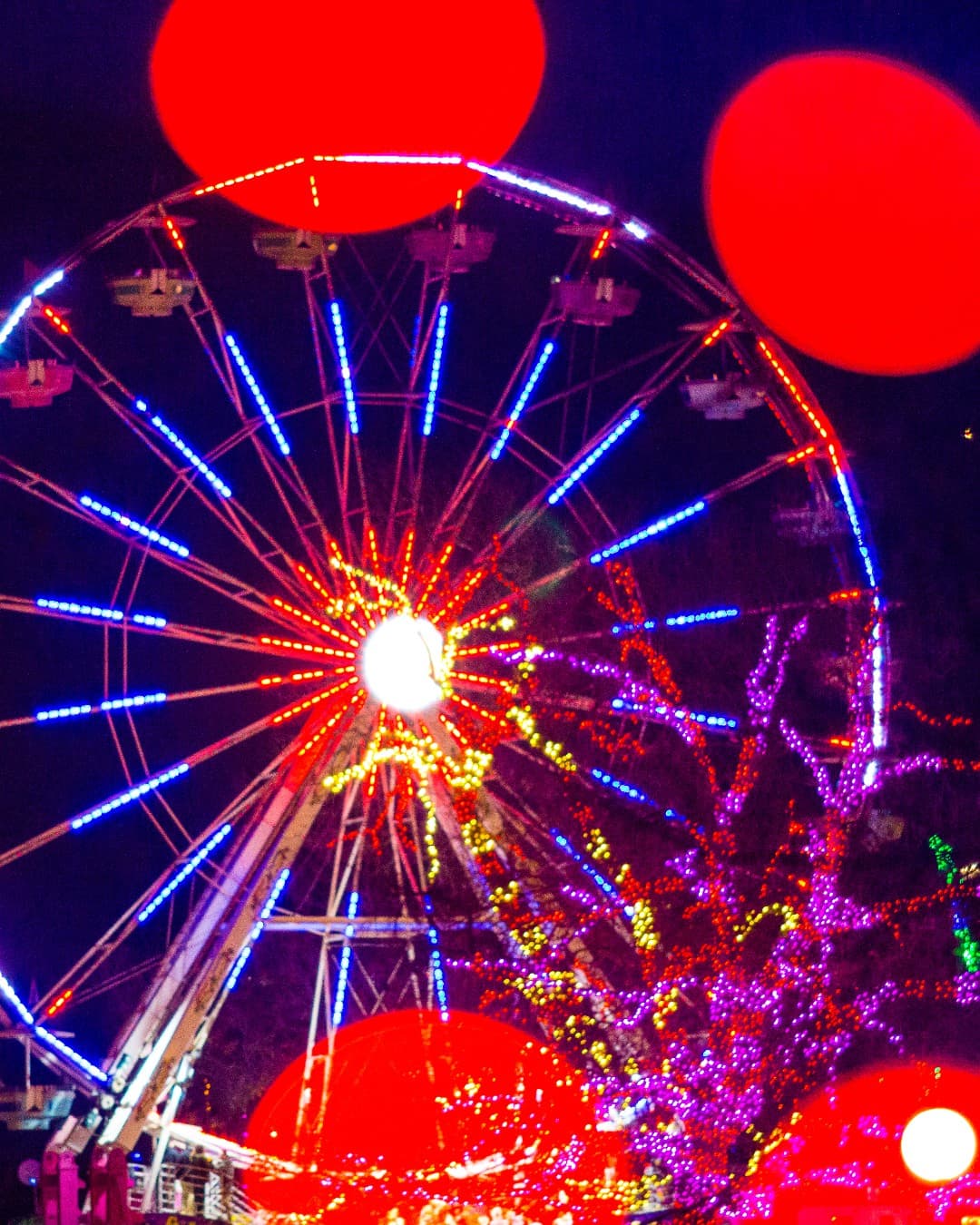 Una de las atracciones es esta
<b>enorme rueda de la fortuna</b> desde la cual puedes tomar increíbles fotografías captando todo el alumbrado navideño.