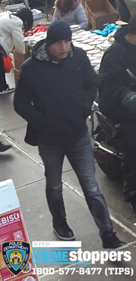 El individuo No. 1, que retiró la bolsa, se describe como
<b>un hombre de tez clara</b> y complexión delgada, visto por última vez con un gorro de invierno negro, una chaqueta con capucha negra, pantalones grises y zapatillas negras.