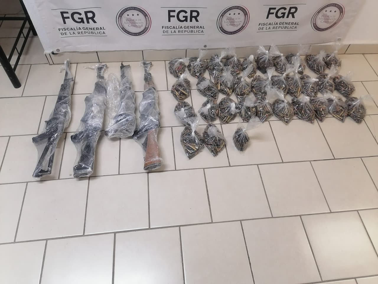 Estaban en una casa, cuya información fue compartida por la Patrulla Fronteriza Estación Brian A Terry. Dentro había además
<b>varios rifles AK-47, miles de cartuchos y equipo táctico</b>.