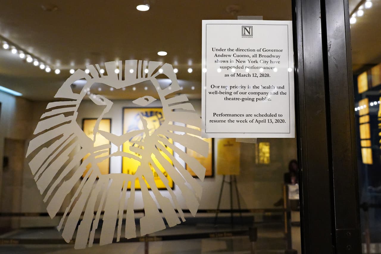 Un cartel de aviso explica la clausura del espectáculo "El Rey León" en Broadway. Tras la orden de prohibición de grupos de más de 500 personas, todos los teatros de Broadway se vieron obligados a cerrar.