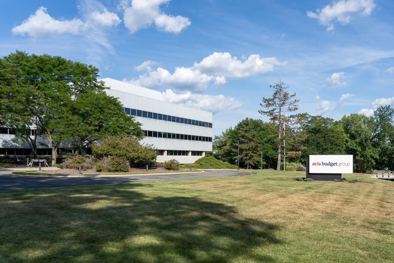 <h3 class="cms-H3-H3">15. Parsippany–Troy Hills</h3>
<br>
<br>Esta localidad cuenta con escuelas públicas altamente calificadas y clubes de fútbol juvenil para mantener a los niños activos después de clases. El área alberga una serie de pequeñas joyas históricas como el lugar de nacimiento del expresidente Grover Cleveland, además de una cabaña de troncos construida por Gustav Stickley, que ahora es el sitio del Museo Stickley en Craftsman Farms. Situada en el noreste de Nueva Jersey, Parsippany está a poca distancia de la ciudad de Nueva York, pero los residentes disfrutan de un costo de vida más bajo, con precios de vivienda más razonables.
<br>
<br>🏡
<b> Estado:</b> Nueva Jersey
<br>
<br>🏡
<b> Condado:</b> Morris
<br>
<br>🏡
<b>Población:</b> 54,295