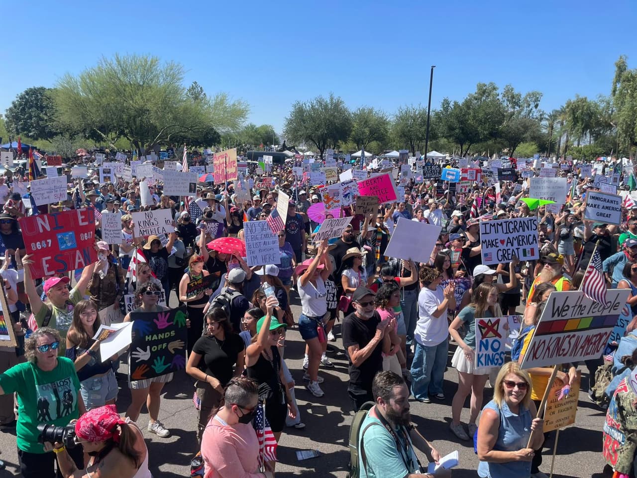 En términos generales, las protestas en Arizona se realizaron de manera
<b>pacífica</b>.