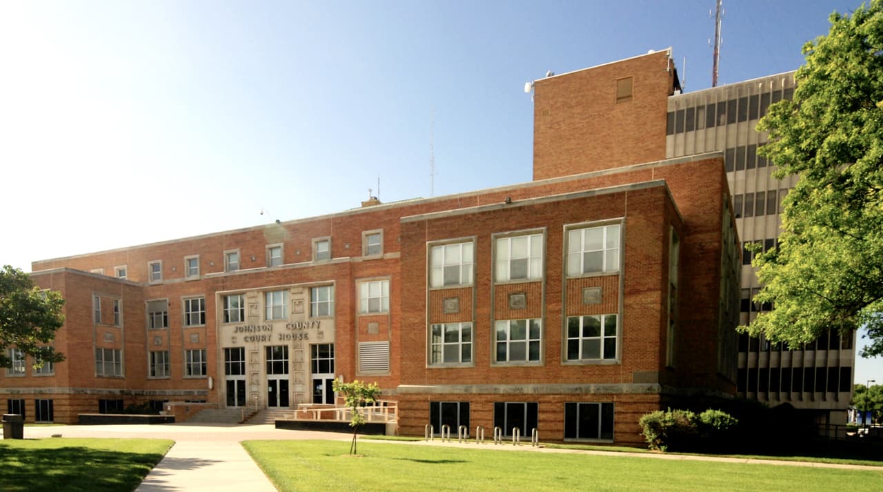 <h3 class="cms-H3-H3">3. Olathe</h3>
<br>
<br>Olathe, como gran parte de Kansas y el Medio Oeste, tiene raíces nativas americanas. El nombre Olathe es una palabra shawnee que significa "hermoso" o "encantador".
<br>
<br>La localidad cuenta con una importante calidad en sus escuelas también: las cinco escuelas secundarias de la ciudad tienen índices de graduación superiores al 90% y se encuentran entre las 50 mejores del estado. También es sede de numerosas atracciones culturales y deportivas.
<br>
<br>🏡
<b>Estado: </b>Kansas
<br>
<br>🏡
<b>Condado:</b> Johnson
<br>
<br>🏡
<b>Población:</b> 144,144