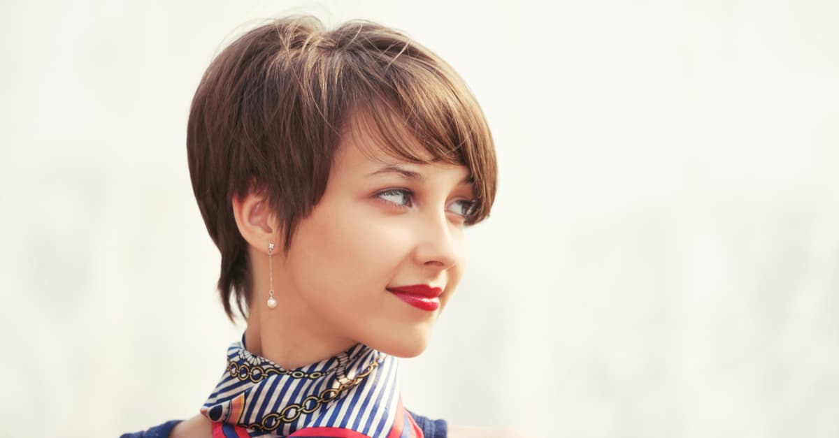 El corte pixie sí es versátil y Nora Salinas muestra cómo peinarlo para lucir chic