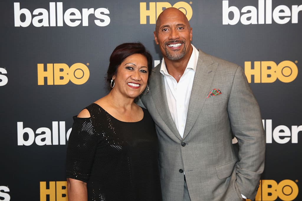 Dwayne Johnson bailó con su mamá en su cumpleaños y es lo más tierno que verás hoy