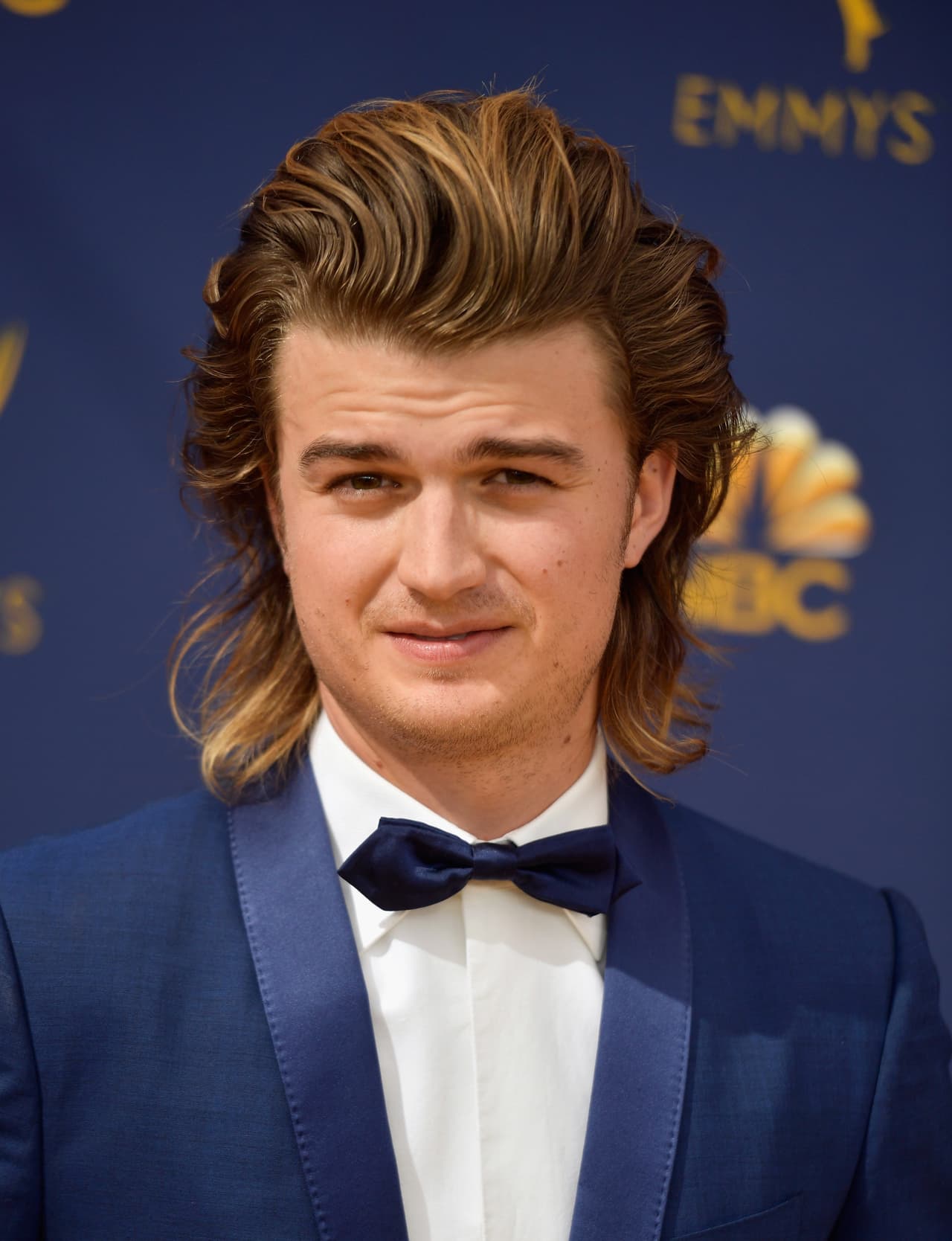Joe Keery le copió el look a Charlize Theron y el resultado no fue tan glamouroso