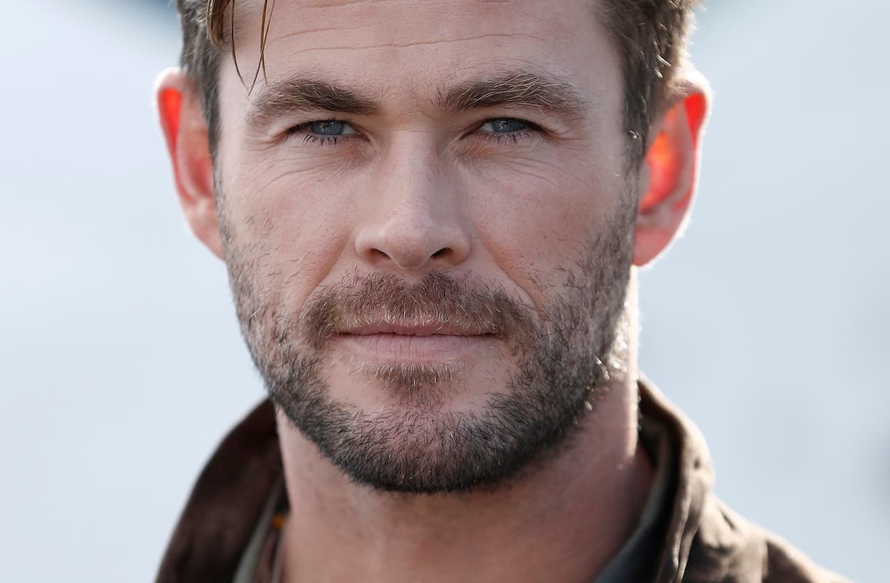 Chris Hemsworth alimentando a un koala bebé es la imagen más tierna del día