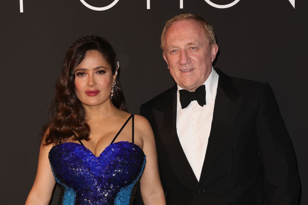 Además, está
<b><a href="https://www.univision.com/famosos/francois-henri-pinault-le-es-infiel-a-salma-hayek-fotos#762d434a0000" target="_blank">casada con el empresario Francois-Henri Pinault</a></b>, dueño de casas de moda como Saint Laurent, Alexander McQueen y Gucci.
<br>