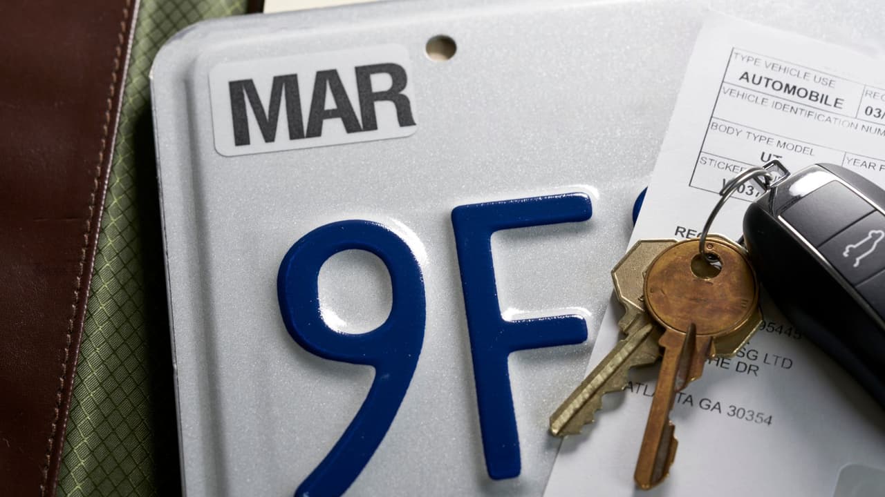 <h2 class="cms-H2-H2">4.- Etiquetas de matrículas vencidas</h2>
<br>
<br>La nueva ley AB 256
<b>protege a los conductores con etiquetas de matrículas vencidas</b> a ser detenidos por un oficial de policía.
<br>
<br>Esta nueva legislación impide que un conductor sea detenido si tiene una etiqueta de matrícula trasera vencida de, por ejemplo, enero,
<b>mientras no hayan pasado dos meses</b> desde que caducó.
<br>
<br>Esto quiere decir que un conductor con una etiqueta de matrícula vencida de enero solo puede ser detenido a partir de marzo.