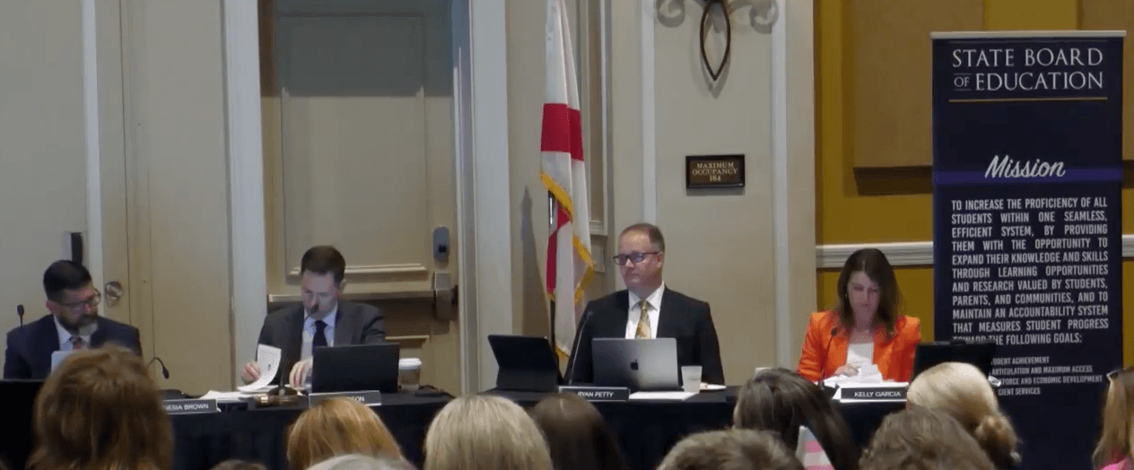 - Queda ampliada la prohibición de la enseñanza sobre identidad de género y la orientación sexual a todos los grados, conocida por sus detractores como
<b><a href="https://www.univision.com/local/orlando-wven/junta-educacion-florida-ley-no-digas-gay-todos-grados" target="_blank">la ley 'No digas ley'.</a></b>