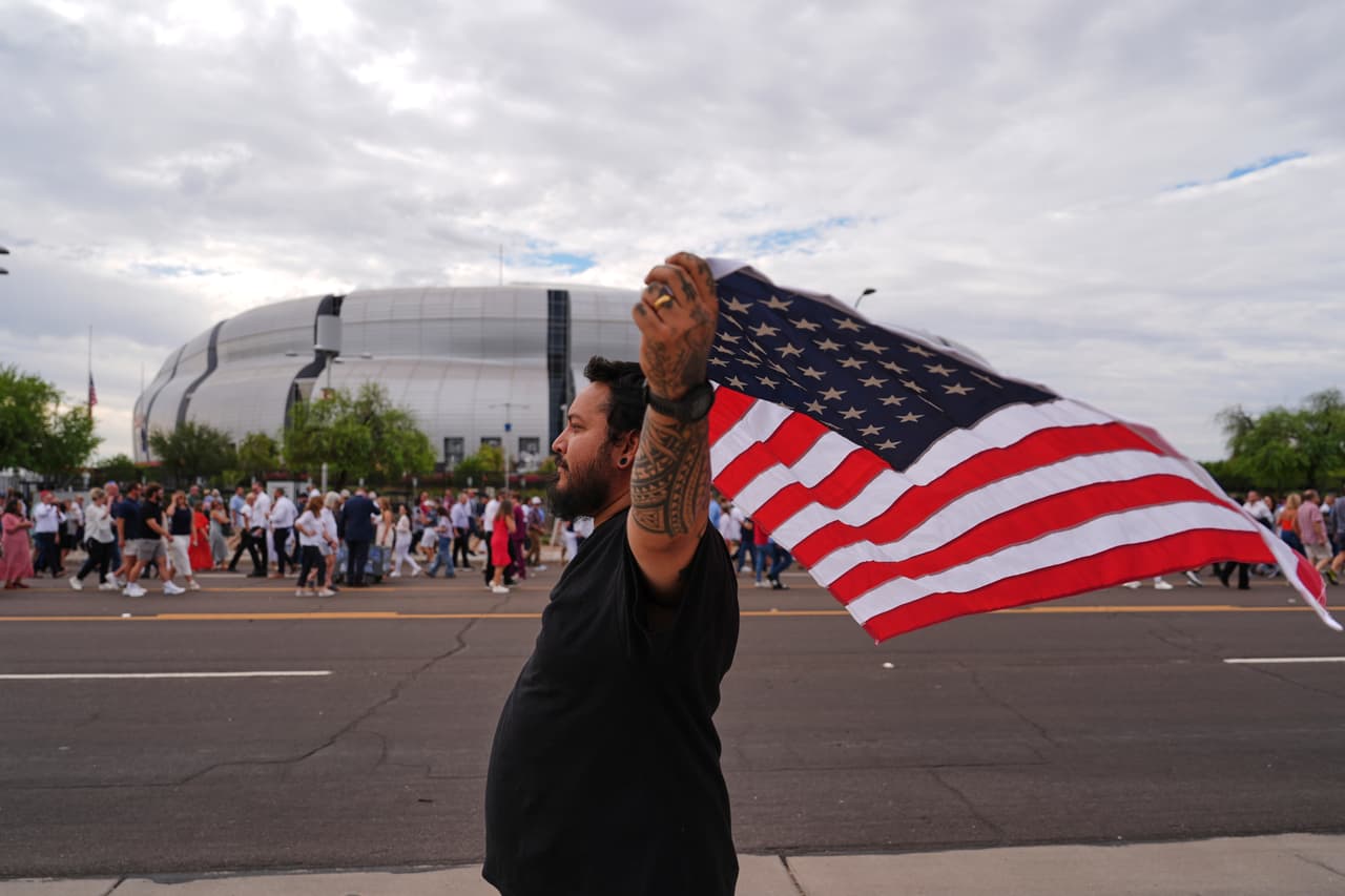 Muchos de los asistentes llegaron portando
<b>banderas de Estados Unidos</b>.