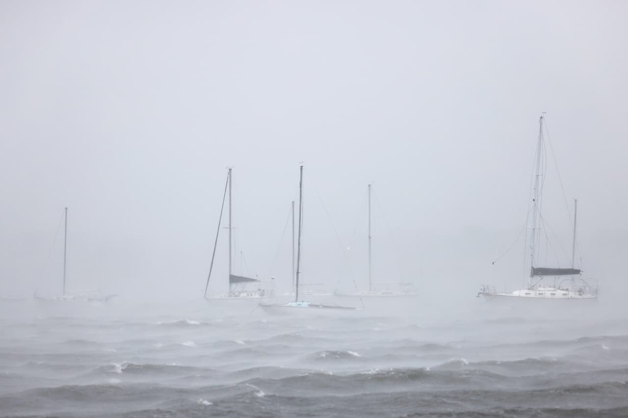 Las embarcaciones son azotadas por fuertes vientos en New London, Connecticut, instantes previos al impacto de la
<a href="https://www.univision.com/local/nueva-york-wxtv/huracan-henri-emergencia-nueva-york-long-island-1">tormenta Henri</a>.