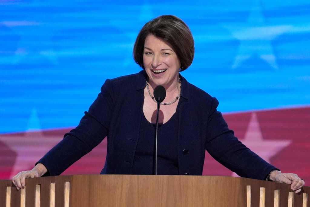 La senadora demócrata Amy Klobuchar anuncia su candidatura para gobernadora de Minnesota