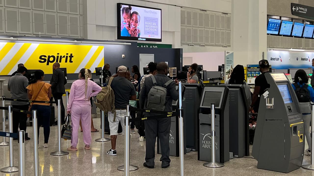 Kathia Quirós, abogada de inmigración en Houston, detalló a
<i>Univision 45</i> los
<a href="https://www.univision.com/local/houston-kxln/no-eres-ciudadano-de-eeuu-y-quieres-salir-del-pais-este-fin-de-ano-estos-son-los-requisitos-que-debes-cumplir-video" target="_blank">documentos necesarios</a> para las personas que no son ciudadanas y quieren viajar al exterior.