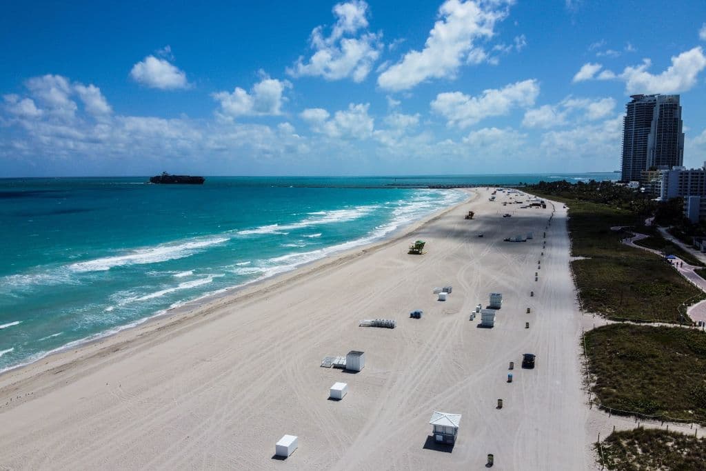 Una vista aérea muestra una playa desierta en Miami Beach, Florida. Las playas fueron cerradas por la Policía. Estos son los días de las vaciones de primavera, una de las temporadas más activas de la ciudad del sur de Florida.