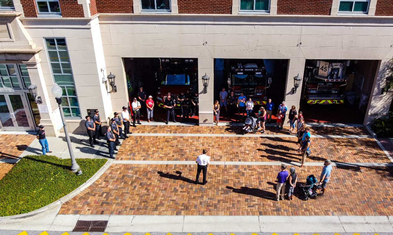 Bomberos de la ciudad de Maitland realizan un minuto de silencio en memoria de las víctimas.