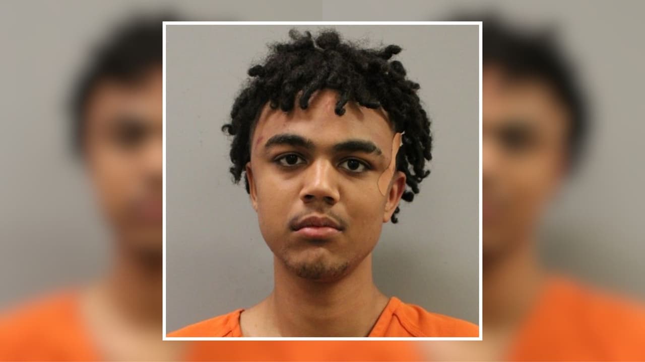 Arrestan a un adolescente de 17 años acusado de asesinar a una mujer al interior de un apartamento en Houston